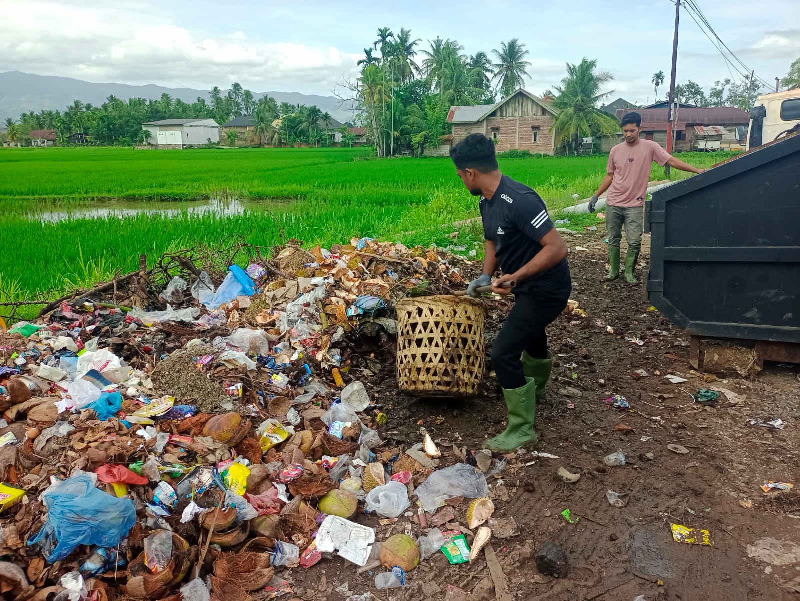 DLH Aceh Besar Beraksi! Tumpukan Sampah di Piyeung Dibersihkan Tuntas