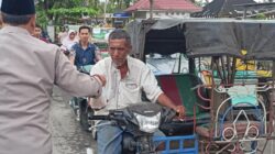 Jumat Berkah, Polisi Bagikan Nasi Kotak Ke Masyarakat Tanjungpura