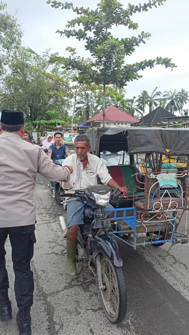 Jumat Berkah, Polisi Bagikan Nasi Kotak Ke Masyarakat Tanjungpura