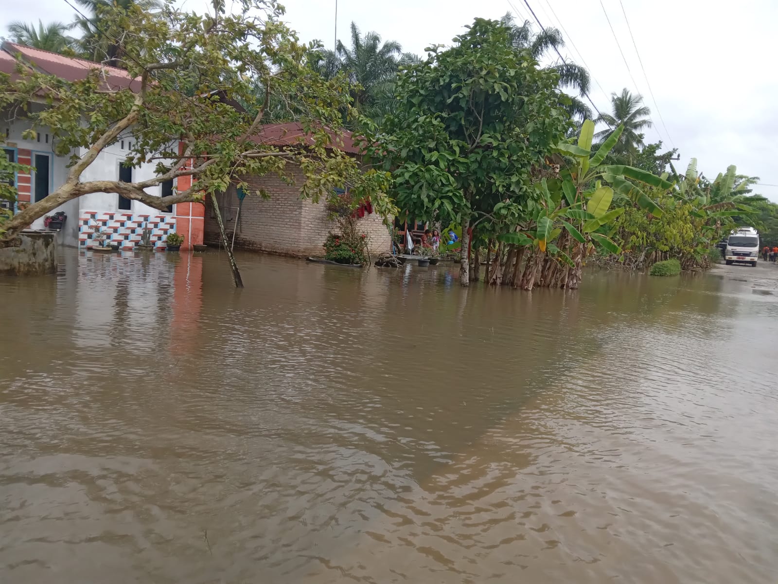 Banjir Masih Bertahan, Warga Batubara Memasak Di Jalan