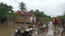 Banjir Masih Bertahan, Warga Batubara Memasak Di Jalan