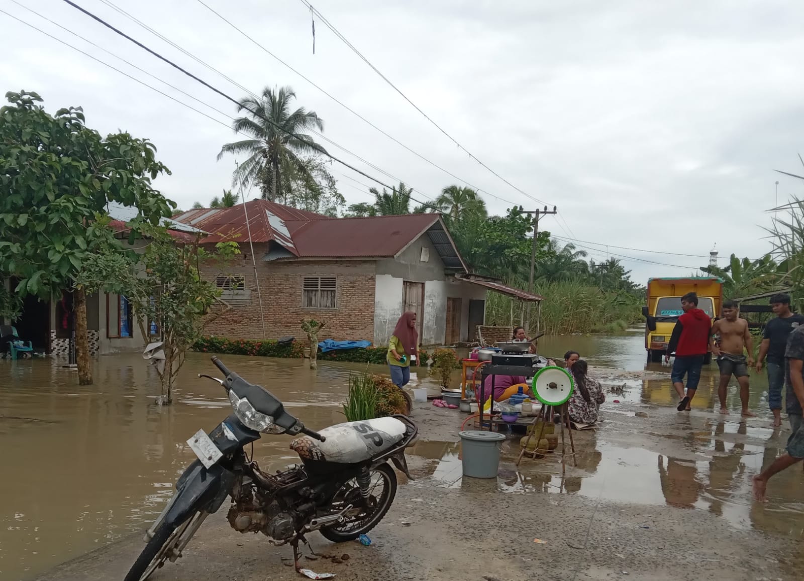 Banjir Masih Bertahan, Warga Batubara Memasak Di Jalan