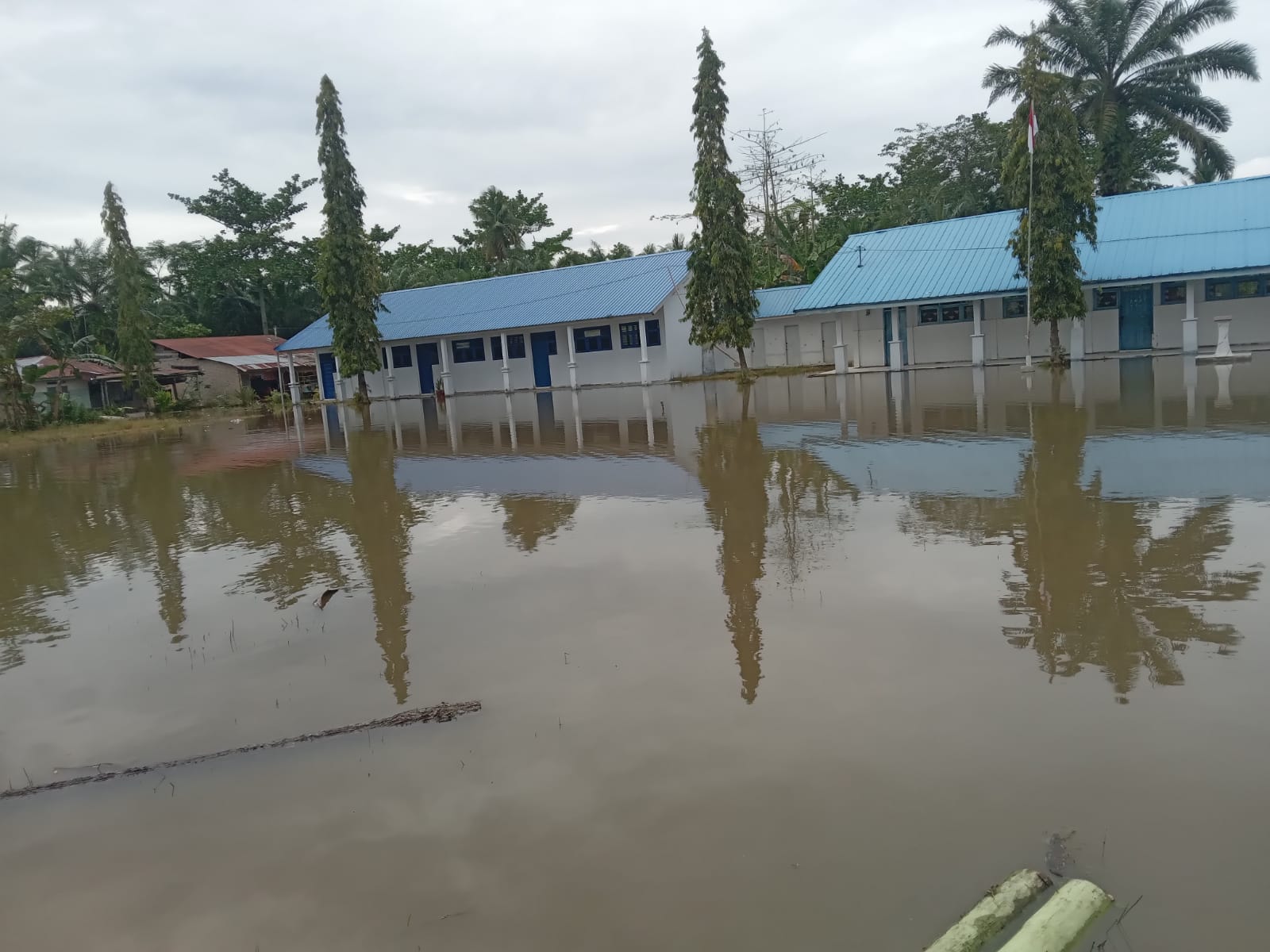 Banjir Masih Bertahan, Warga Batubara Memasak Di Jalan