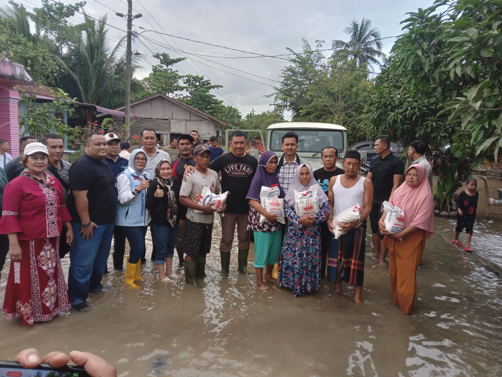 Banjir Masih Bertahan, Warga Batubara Memasak Di Jalan