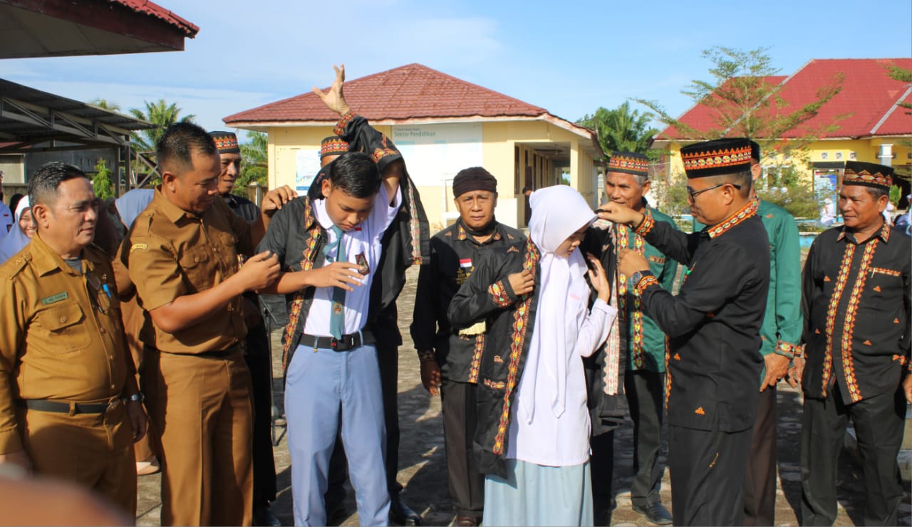 Ketua MAA Pakaikan Baju Motif Khas Singkil Usai Upacara Di SMAN Singkil