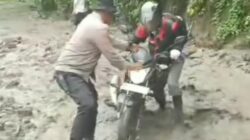 Kapolsek Syiah Utama Bantu Warga Terjebak Jalan Longsor