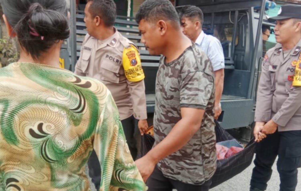 Siswa Temukan Mayat Pria Telungkup Dalam Parit Depan SD Di P.Siantar