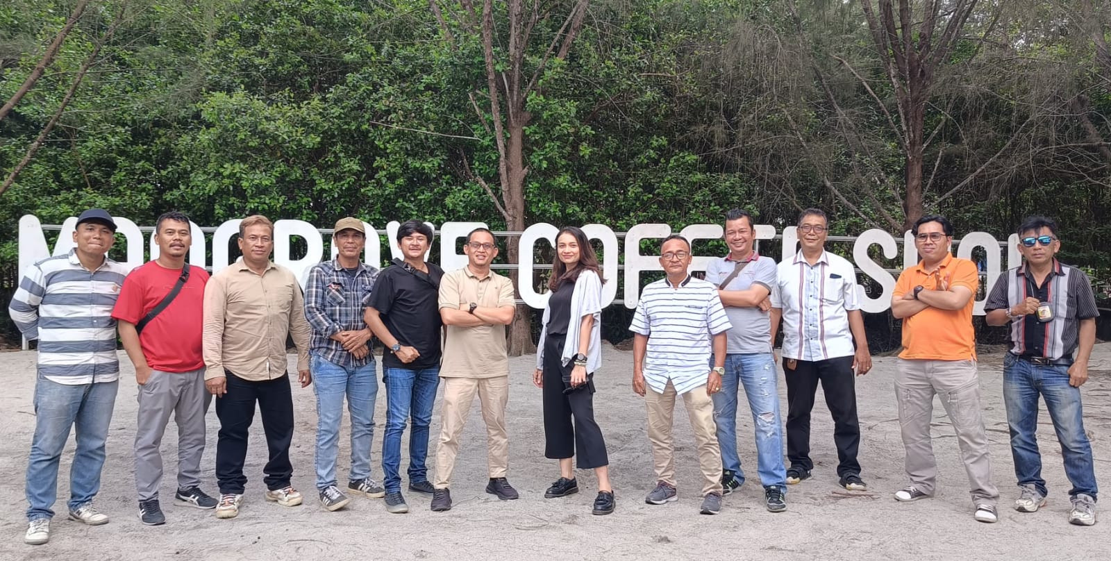 RSI Dan Wartawan Nikmati Sensasi Ngopi Di Hutan Mangrove Sergai