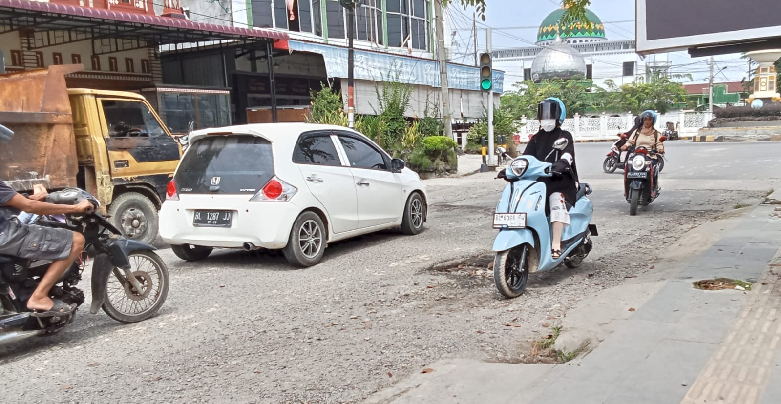 Jalan Sudirman Langsa Dihiasi Lubang, Instansi Terkait Terkesan Tutup Mata