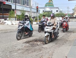 Jalan Sudirman Langsa Dihiasi Lubang, Instansi Terkait Terkesan Tutup Mata