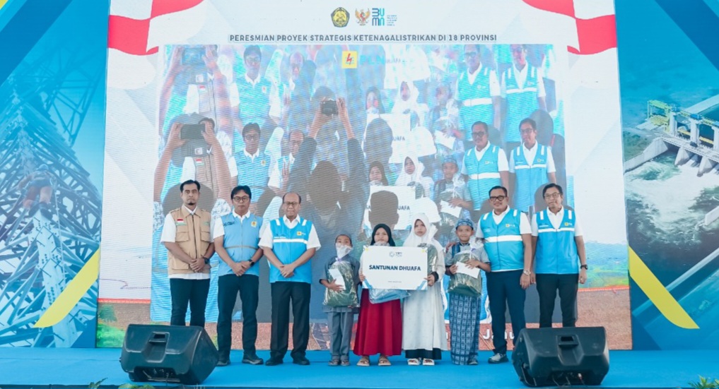 Foto bersama pihak PLN dan YBM PLN usai penyerahan simbolis bantuan kepada anak yatim dhuafa, di sela kegiatan peresmian PLTA Asahan 3, Senin (20/1).