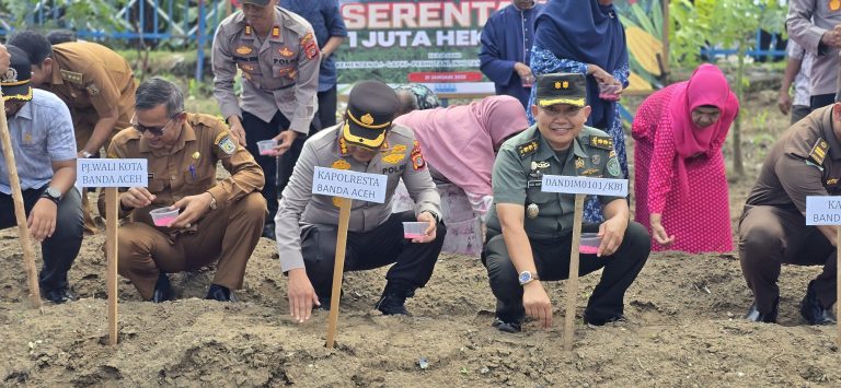 Tanam Jagung Serentak, Kapolresta Ajak Warga Optimalkan Lahan