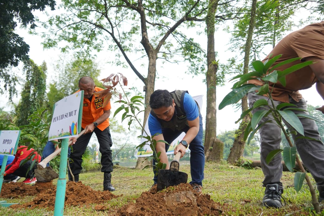 VP HTD Area 1 PLN Purnamajati (tengah) bersama Basarnas dan BPBD serta melakukan penanaman pohon di Taman Cadika Johor pada Rabu (22/01).