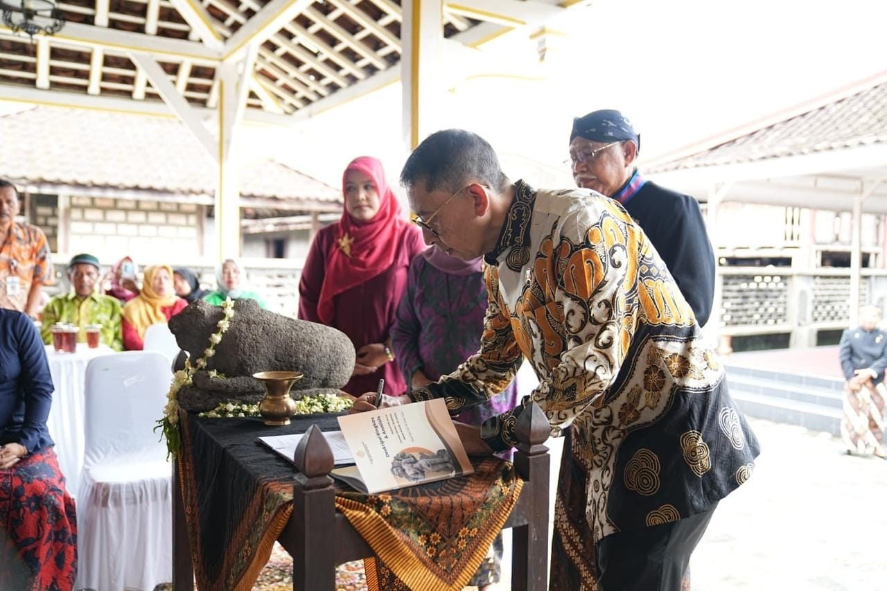 Menbud Terima Hibah 47 Arca Koleksi Panembahan Hardjonagoro Untuk Negara