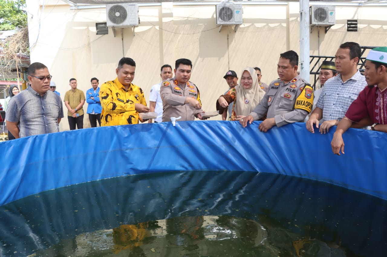 Manfaatkan Halaman, Polres Batubara Tabur Benih Ikan