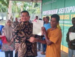 207 Sertifikat Tanah Diserahkan BPN Kepada Petani Mitra PT Socfindo Seumayam