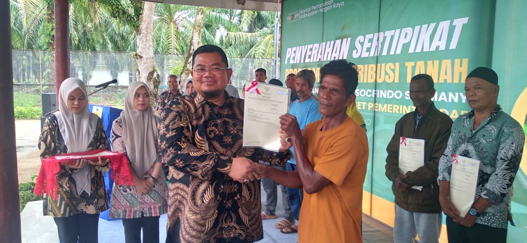 207 Sertifikat Tanah Diserahkan BPN Kepada Petani Mitra PT Socfindo Seumayam