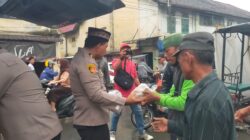 Jumat Berkah, Polsek Tanjungpura  Bagikan Nasi Bungkus