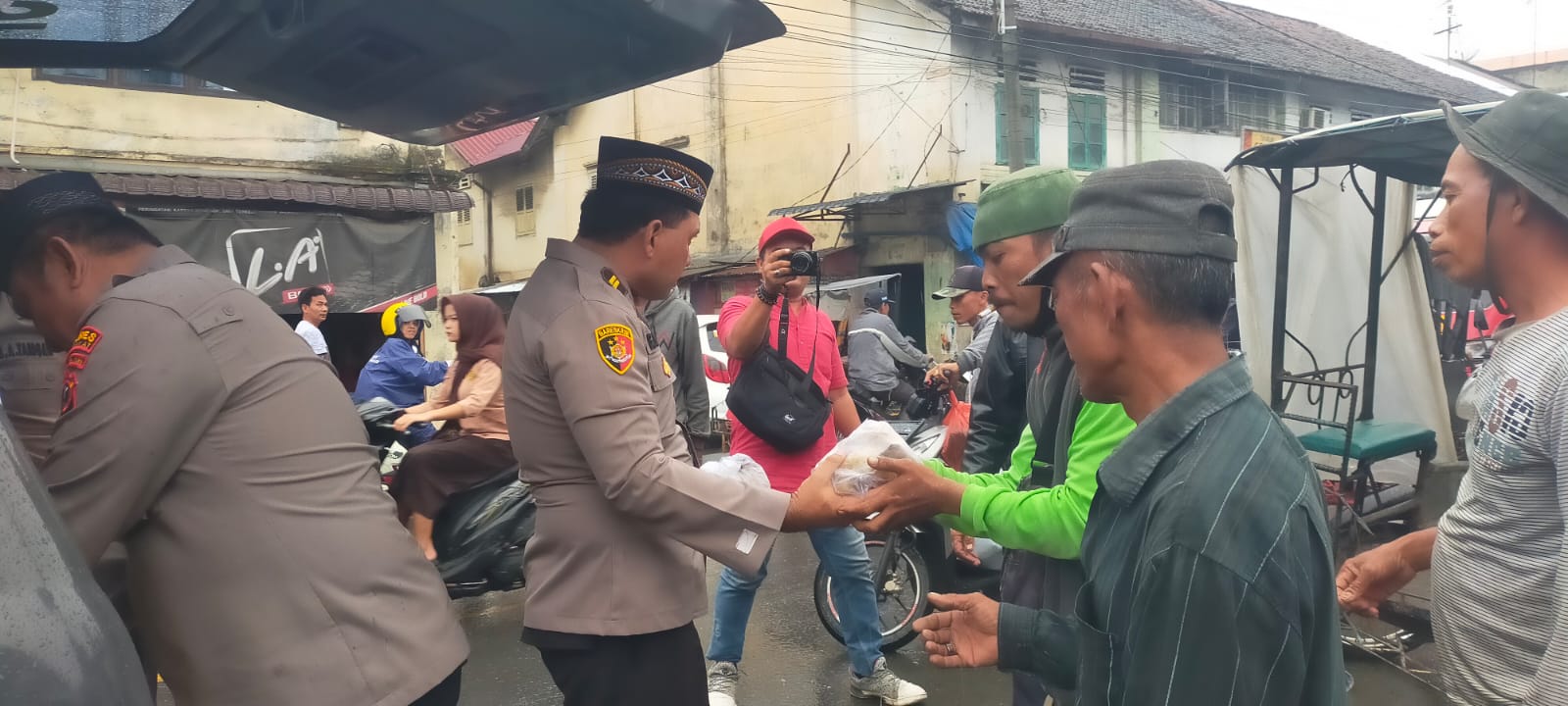 Jumat Berkah, Polsek Tanjungpura  Bagikan Nasi Bungkus