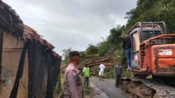 Jalur Langkat-Tanah Karo Tertimbun Longsor