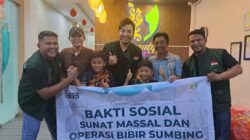 Dr. dr. Arya Tjipta, Sp.B.P.R.E, Subsp.K.M(K) dan Relawan Power Teams bersama anak-anak sunatan massal di Klinik Beautify Indonesia, Jln Zainul Arifin Medan, Minggu (26/1). Waspada/Yuni Naibaho