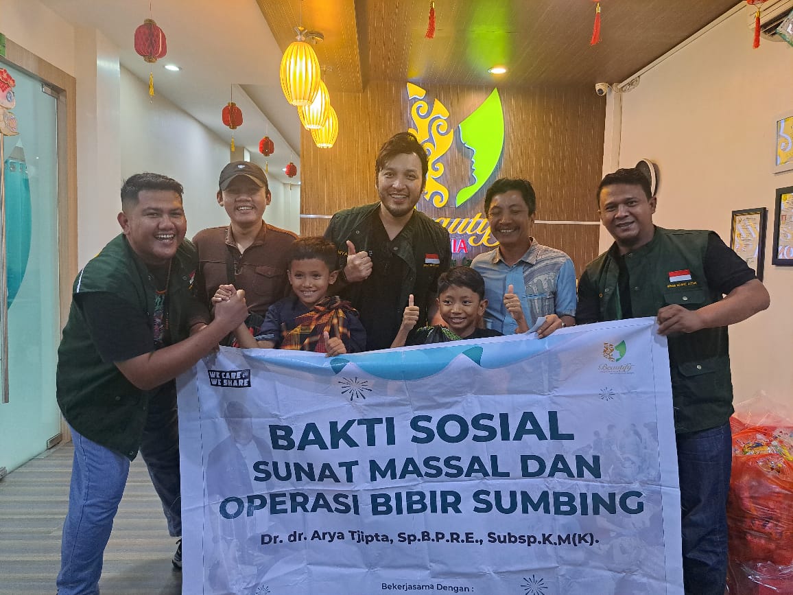 Dr. dr. Arya Tjipta, Sp.B.P.R.E, Subsp.K.M(K) dan Relawan Power Teams bersama anak-anak sunatan massal di Klinik Beautify Indonesia, Jln Zainul Arifin Medan, Minggu (26/1). Waspada/Yuni Naibaho