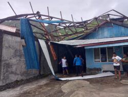 Diterjang Badai, Atap Tribun Lapangan Naga Tapaktuan Timpa Rumah Warga