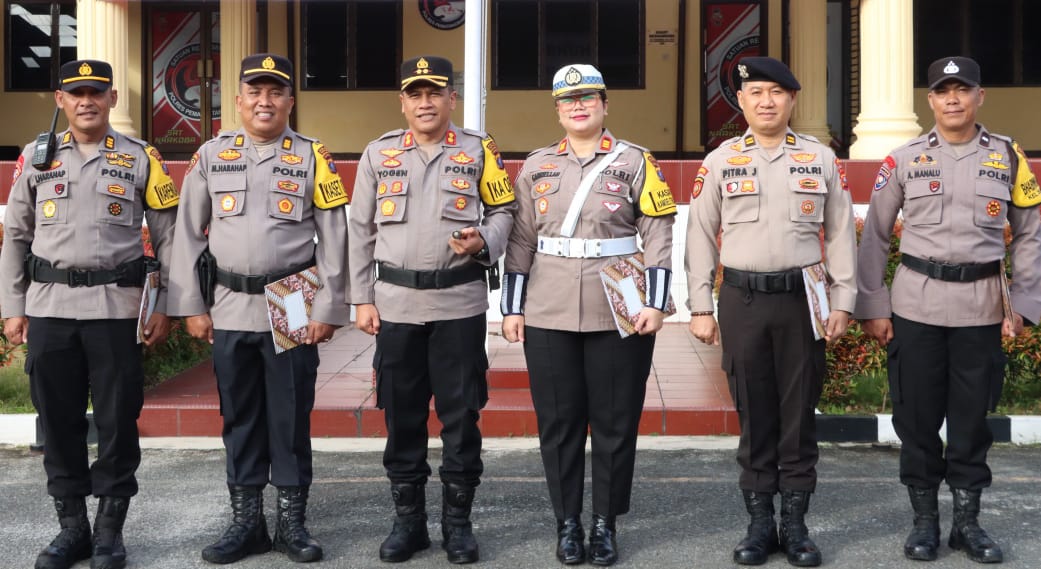 Kapolres P.Siantar Beri Penghargaan Kepada 5 Personel Terbaik Pengiriman Laporan