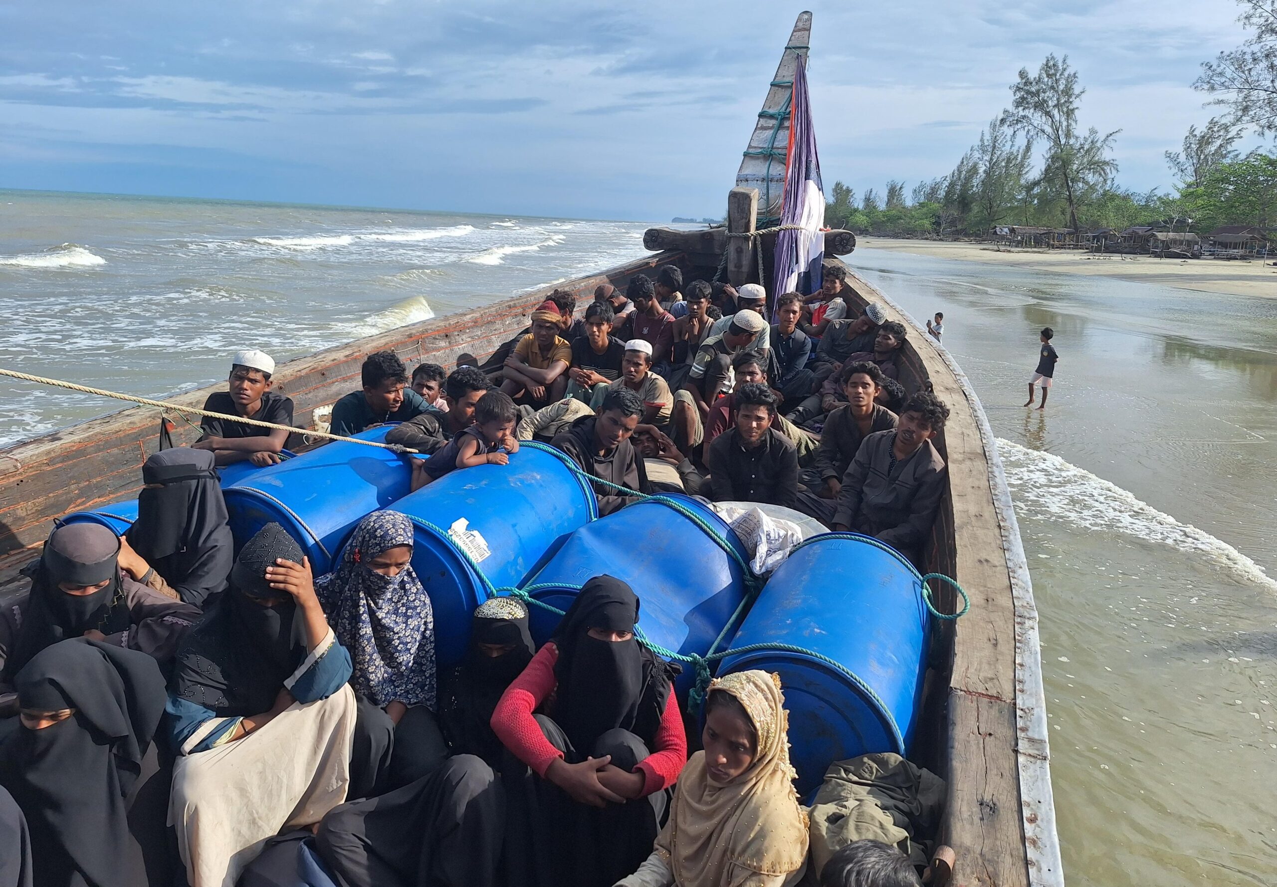 Lima Jam Tertahan Di Kapal, 76 Muslim Etnis Rohingya Didaratkan