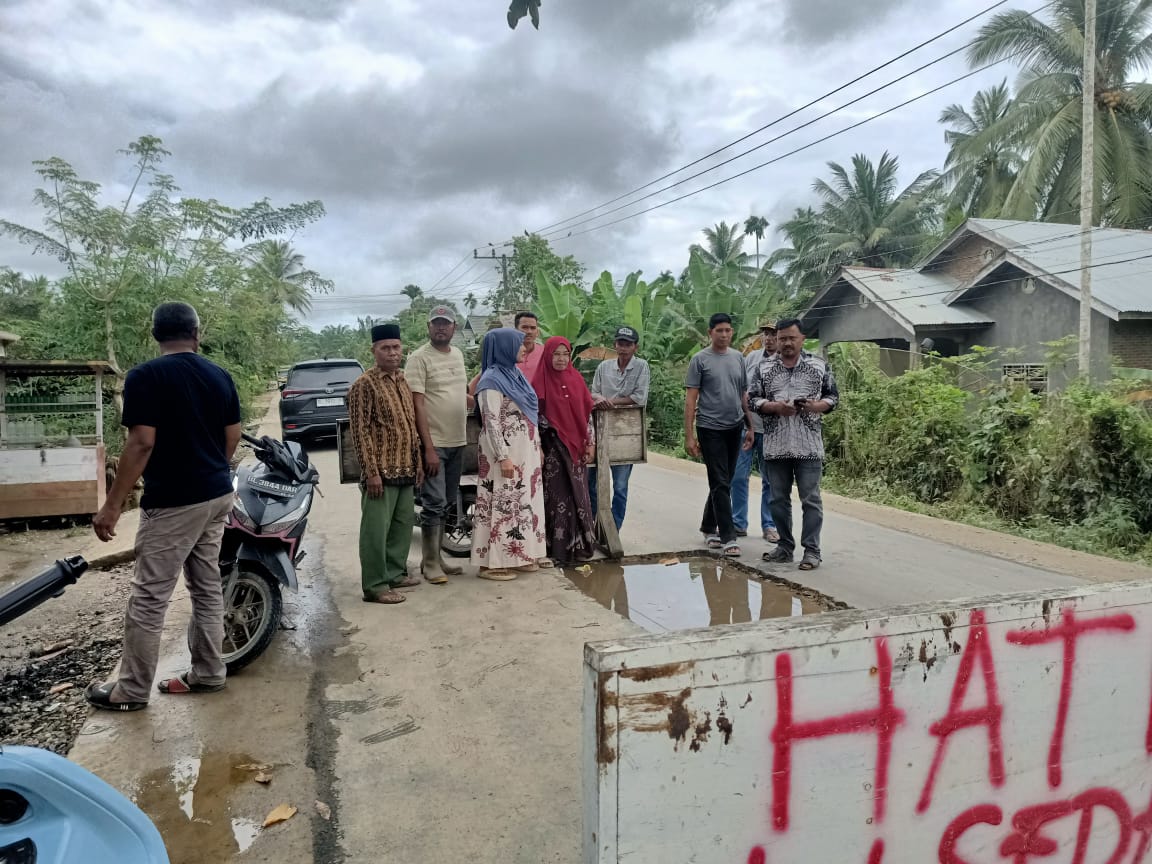 Diduga Dikerjakan Asal-asalan, Proyek Jalan Kuta Binjei-Alue Ie Mirah Tuai Protes