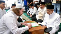 Pj Gubernur Saksikan Pensyahadatan WN Australia Di Masjid Raya Baiturrahman