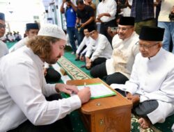 Pj Gubernur Saksikan Pensyahadatan WN Australia Di Masjid Raya Baiturrahman