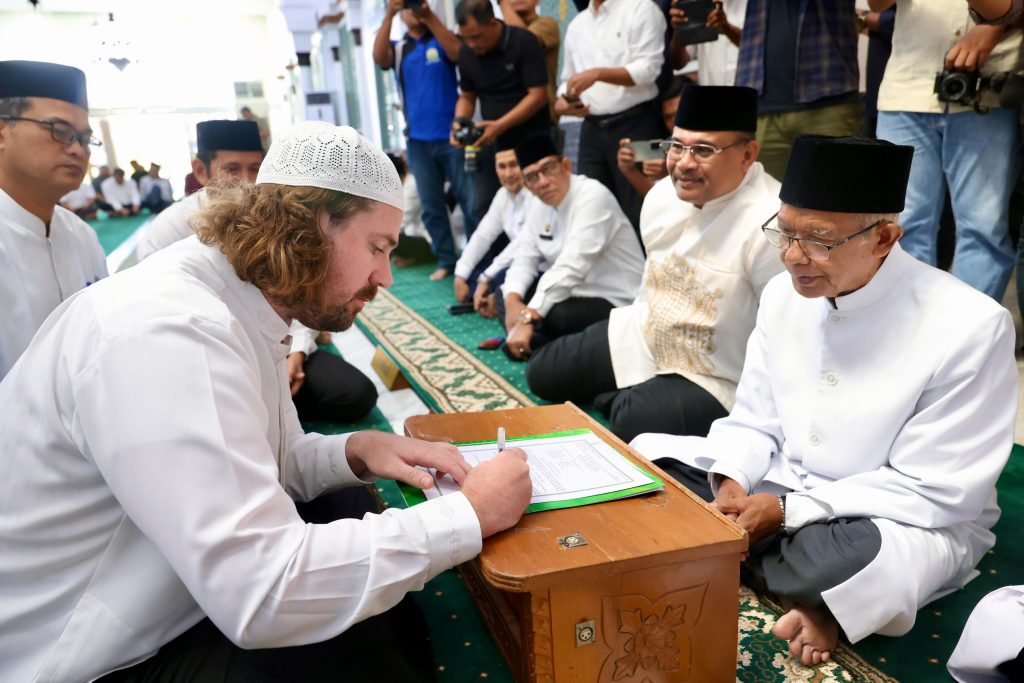 Pj Gubernur Saksikan Pensyahadatan WN Australia Di Masjid Raya Baiturrahman