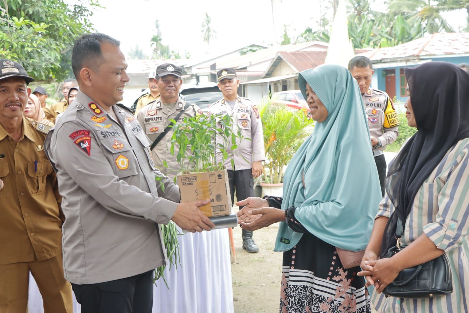 Dukung Ketapang Polres Sergai Bagikan 2.000 Batang Bibit Cabai