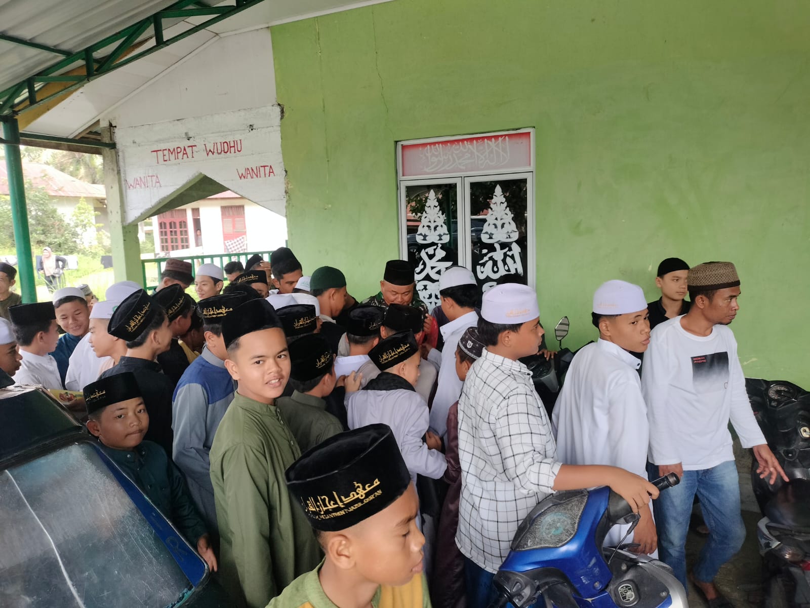 Jumat Berkah Ke-70, Koramil 08 Barumun Berbagi Bersama Jamaah Masjid An Nur Desa Sangkilon