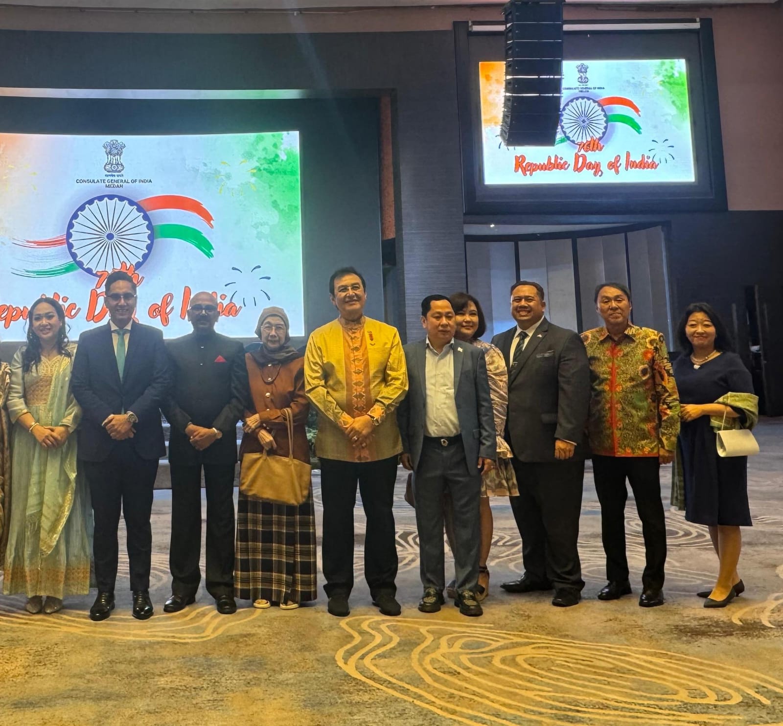 PEMIMPIN Umum Harian Waspada, Dr Hj Rayati Syafrin, MBA, MM bersama Konsul Jenderal India di Medan, Ravi Shanker Goel, diacara resepsi Perayaan Hari Republik India ke-76, Minggu (26/1) malam. Waspada/ist