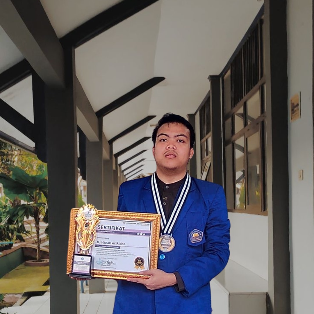 MUHAMMAD Hanafi Ar Ridho memperlihatkan hadiah, Juara 1 Lomba Media Menulis Cipta Cerpen & Puisi Nasional kategori Cerpen. Waspada/ist