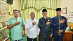 KETUA Umum MUI Sumut, Dr. H. Maratua Simanjuntak, didampingi Sekretaris Bidang Fatwa, Dr. Irwansyah, M.H.I, foto bersama bersama personel Intelkam Polda Sumatera Utara. Waspada/ist