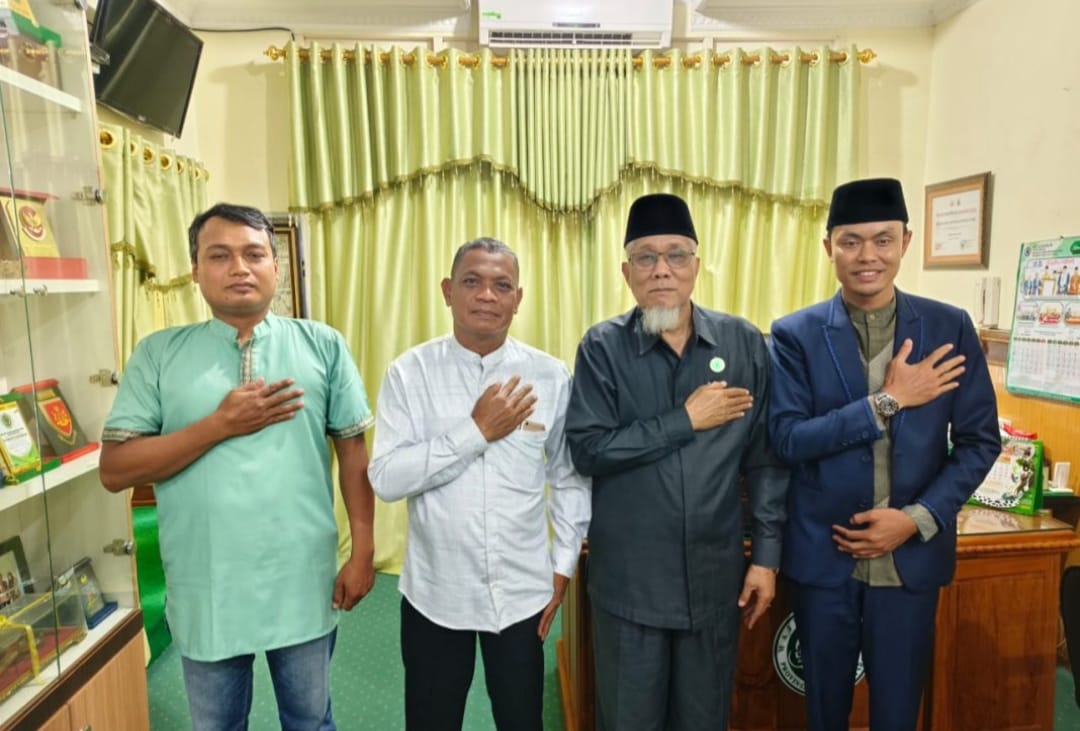 KETUA Umum MUI Sumut, Dr. H. Maratua Simanjuntak, didampingi Sekretaris Bidang Fatwa, Dr. Irwansyah, M.H.I, foto bersama bersama personel Intelkam Polda Sumatera Utara. Waspada/ist