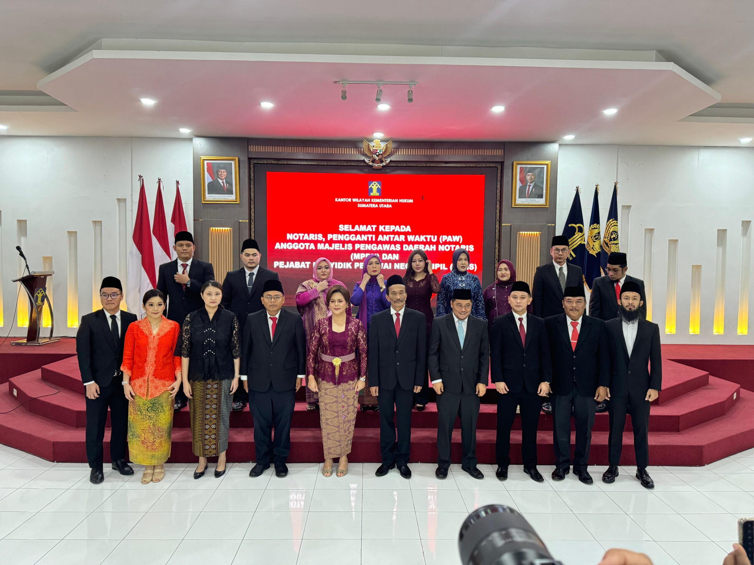 PARA Notaris, Pengganti Antar Waktu Majelis Pengawas Daerah (MPD) Notaris dan Pejabat Penyidik Pegawai Negeri Sipil Wilayah Sumatera Utara, berfoto bersama usai dilantik di Aula Soepomo, Medan, Senin (13/01/25). Waspada/Ist