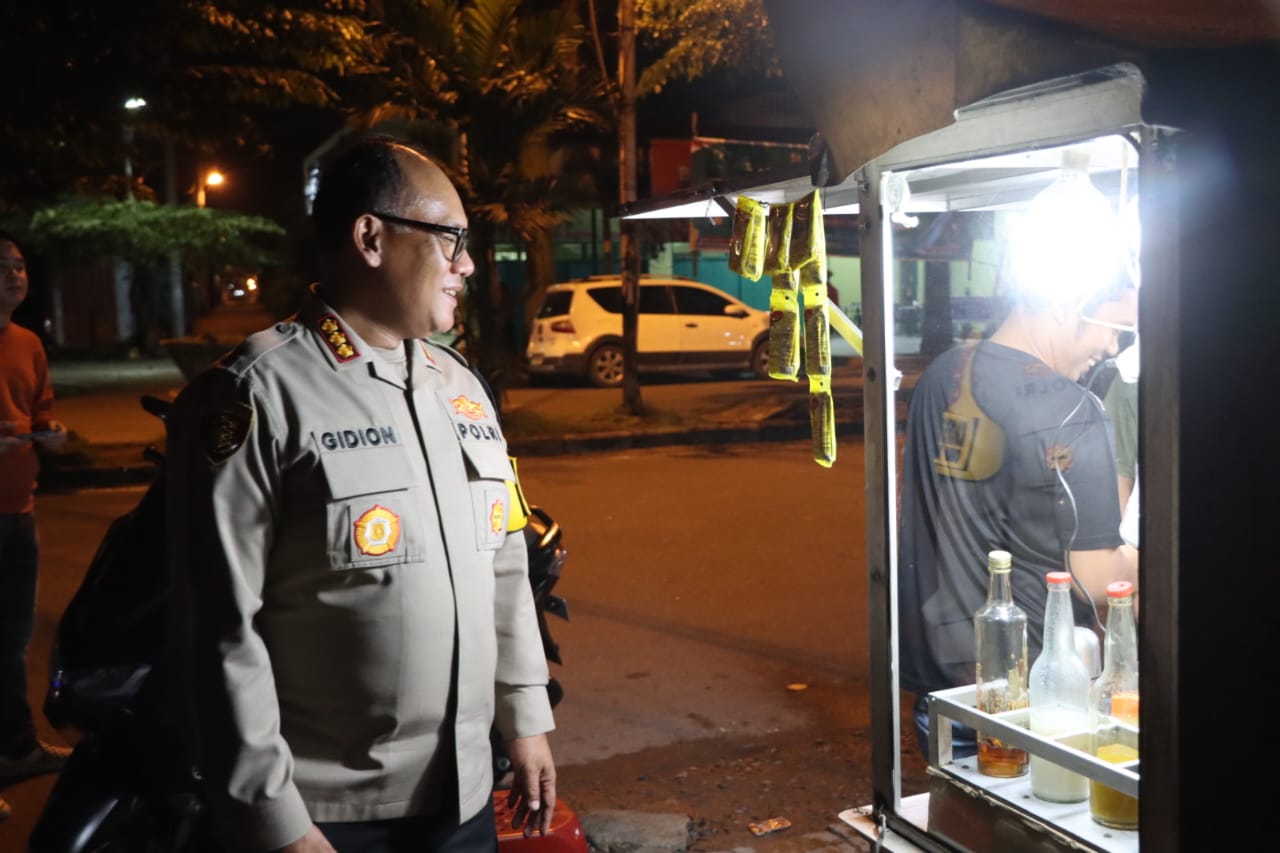 Kapolrestabes Medan Kombes Pol Gidion Arif Setyawan kembali menggelar patroli dialogis tengah malam, Minggu (19/1) dini hari. Waspada/ist