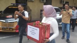 Kecewa Dengan Penyidik, IRT Bawa Kado Ke Polrestabes Medan