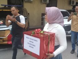 Kecewa Dengan Penyidik, IRT Bawa Kado Ke Polrestabes Medan