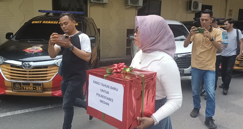 Kecewa Dengan Penyidik, IRT Bawa Kado Ke Polrestabes Medan