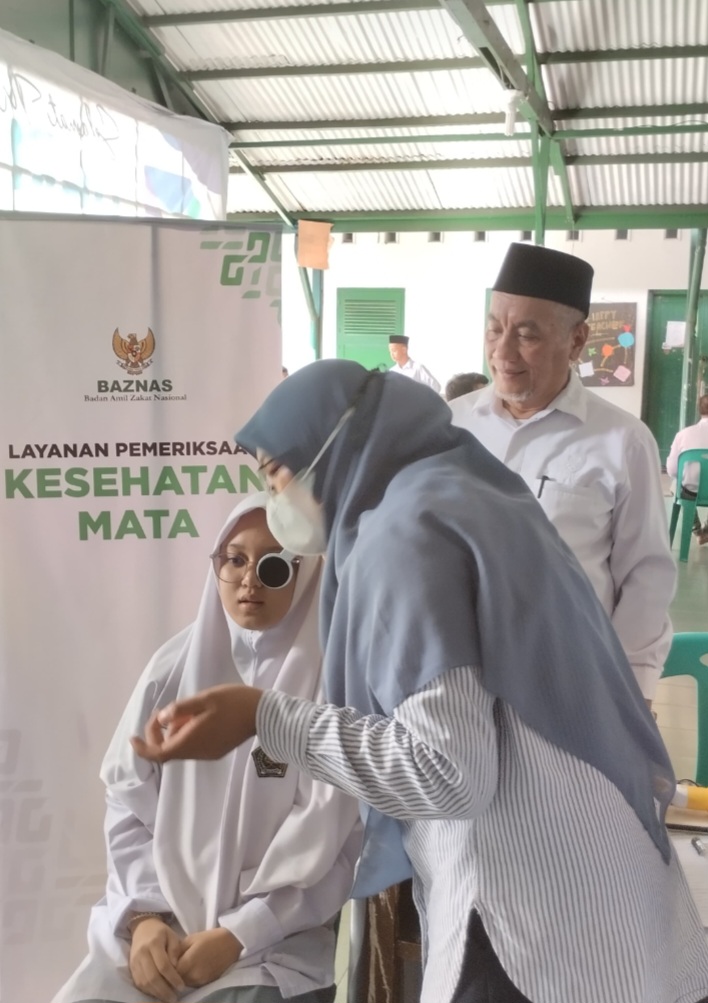 Rumah Sehat Baznas Sumut Periksa Kesehatan Mata Santri Ponpes Darul Hikmah