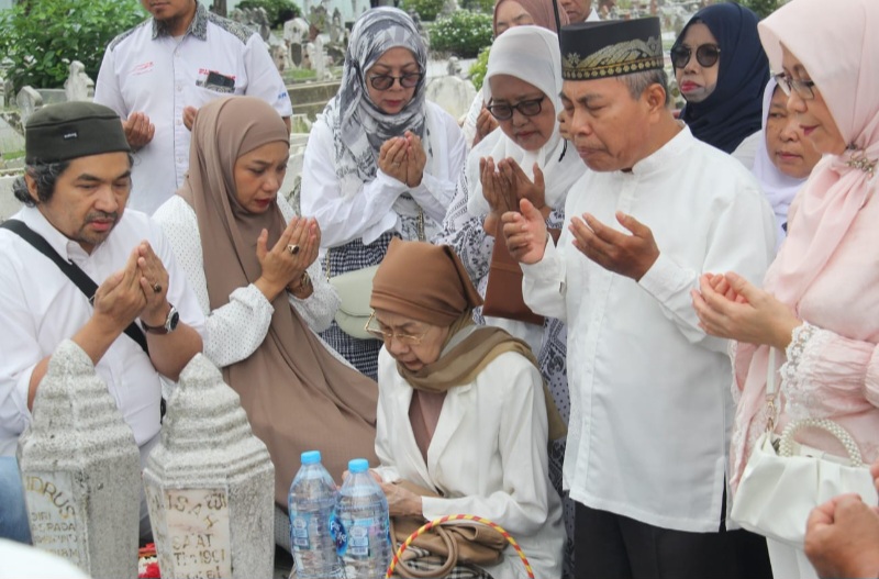 Keluarga besar Harian Waspada melaksanakan ziarah ke makam pendiri, di Pemakaman Kayu Besar, Jl Thamrin, Medan, Sabtu (11/1). Waspada/Andi Aditya