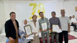 PIMPINAN Umum Harian Waspada Dr Hj Rayati Syafrin, memberikan penghargaan berupa uang dan emas murni kepada wartawan dan enam karyawan Harian Waspada pada Hari Ulang Tahun (HUT) ke 78 Harian Waspada, Jumat, 11 Januari 2025. Waspada/andy aditya