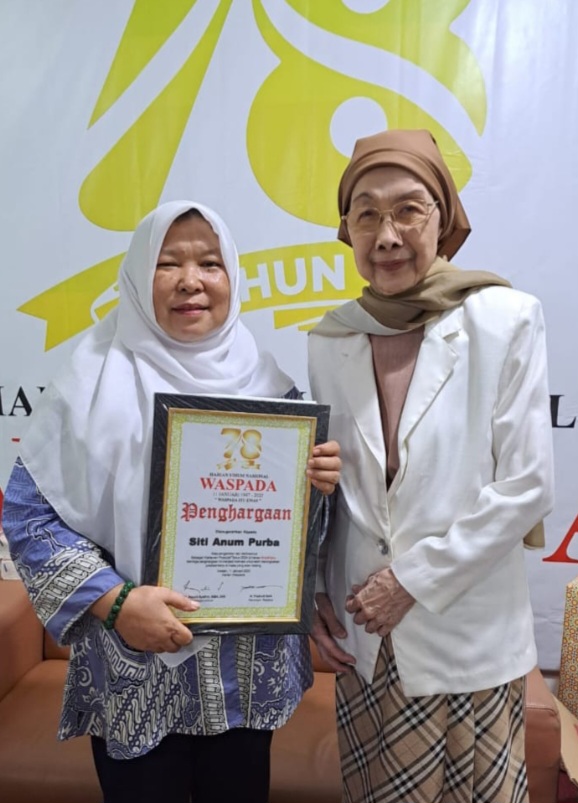 WARTAWAN Terproduktif Harian Waspada Tahun 2024, Siti Anum Purba SAg berfoto bersama Pemimpin Umum Harian Waspada, dr.Hj. Rayati Syafrin, MBA, MM. Waspada/ist