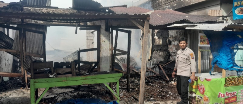 Lokasi usaha jus buah di Jl. Pasar III Lingkungan 13 Kelurahan Glugur Darat I Kecamatan Medan Timur yang tinggal puing setelah ludes terbakar, Minggu (12/1) sekitar pukul 15:30. Waspada/Andi Aria Tirtayasa