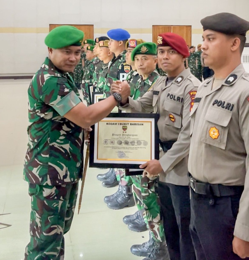 Pangdam I/BB Beri Penghargaan Kepada 5 Personel Polrestabes Medan